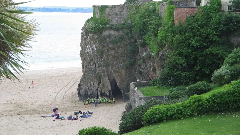 Tenby destination photo: Tenby - Blick vom Castle Hill hinunter zum Castle Beach