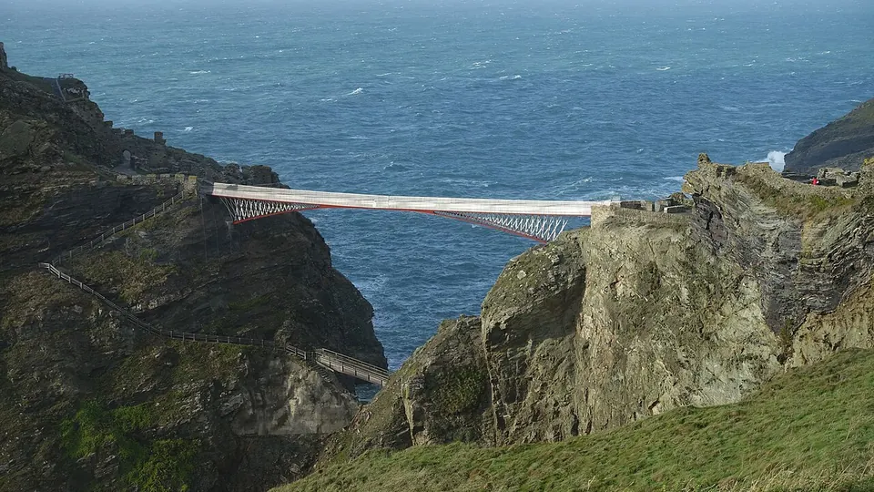 Tintagel destination photo: Tintagel-Castle-Bridge old-and-new