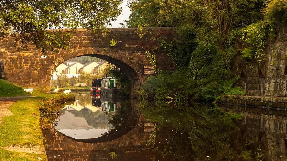 Todmorden destination photo: Baltimore Bridge, over the Rochdale canal at Todmorden, West Yorkshire I