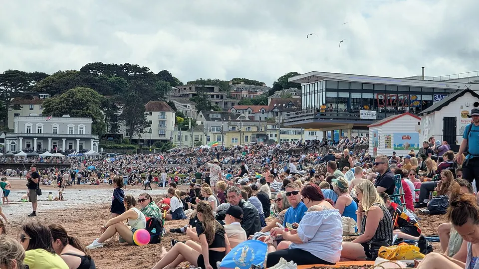 Torquay and the English Riviera destination photo: English Riviera airshow 2025, Beach crowd Saturday