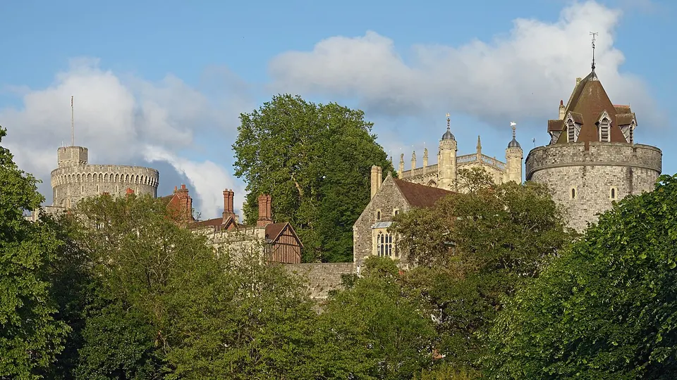 Windsor destination photo: Castle View from Alexandra Park - Round Tower, St George’s Chapel and the Curfew Tower. Windsor, UK