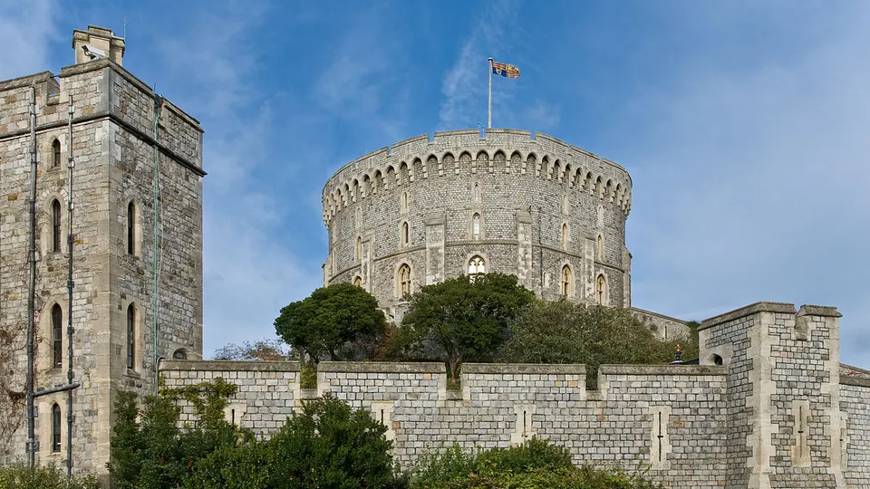 Windsor destination photo: Round Tower, Windsor Castle, England - Nov 2006