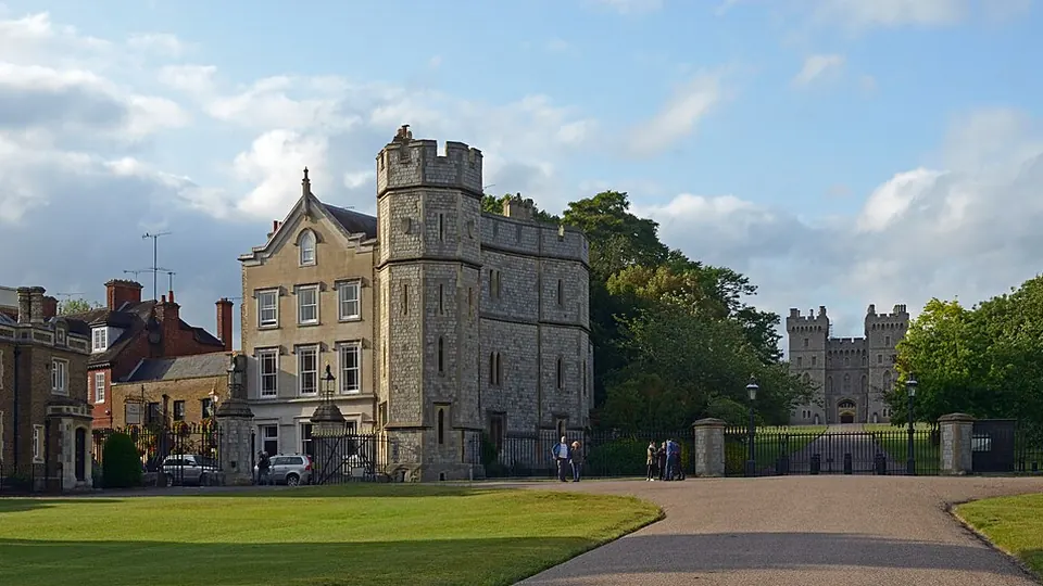 Windsor destination photo: View of the Castle and Park st. from the Long Walk. Windsor, UK