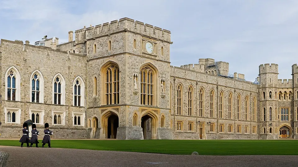 Windsor destination photo: Windsor Castle Upper Ward Quadrangle 2 - Nov 2006